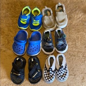 A bundle of size toddler size 4 shoes